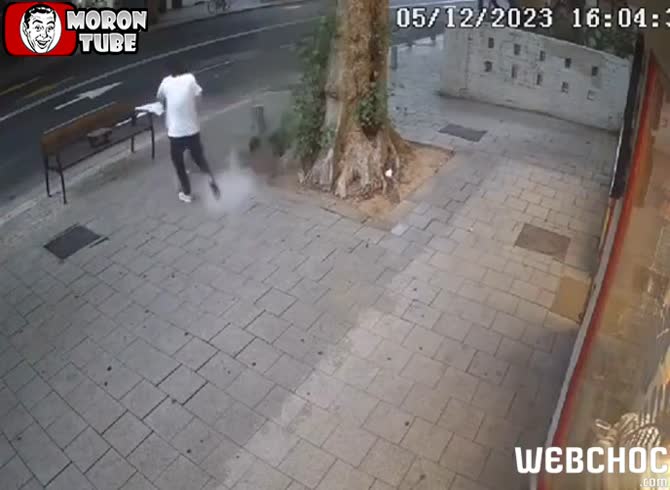 Video :Two people are nearly killed in Tel Aviv by a missile fragment